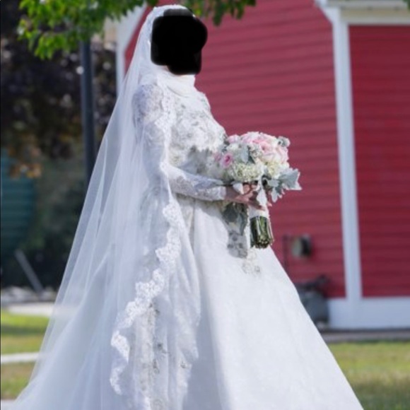 Wedding dress - Picture 6 of 9